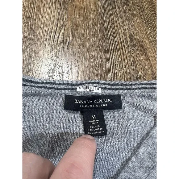 Banana Republic Mens Sweater Cashmere Silk Blend Medium Gray V-Neck Academia - Picture 3 of 7